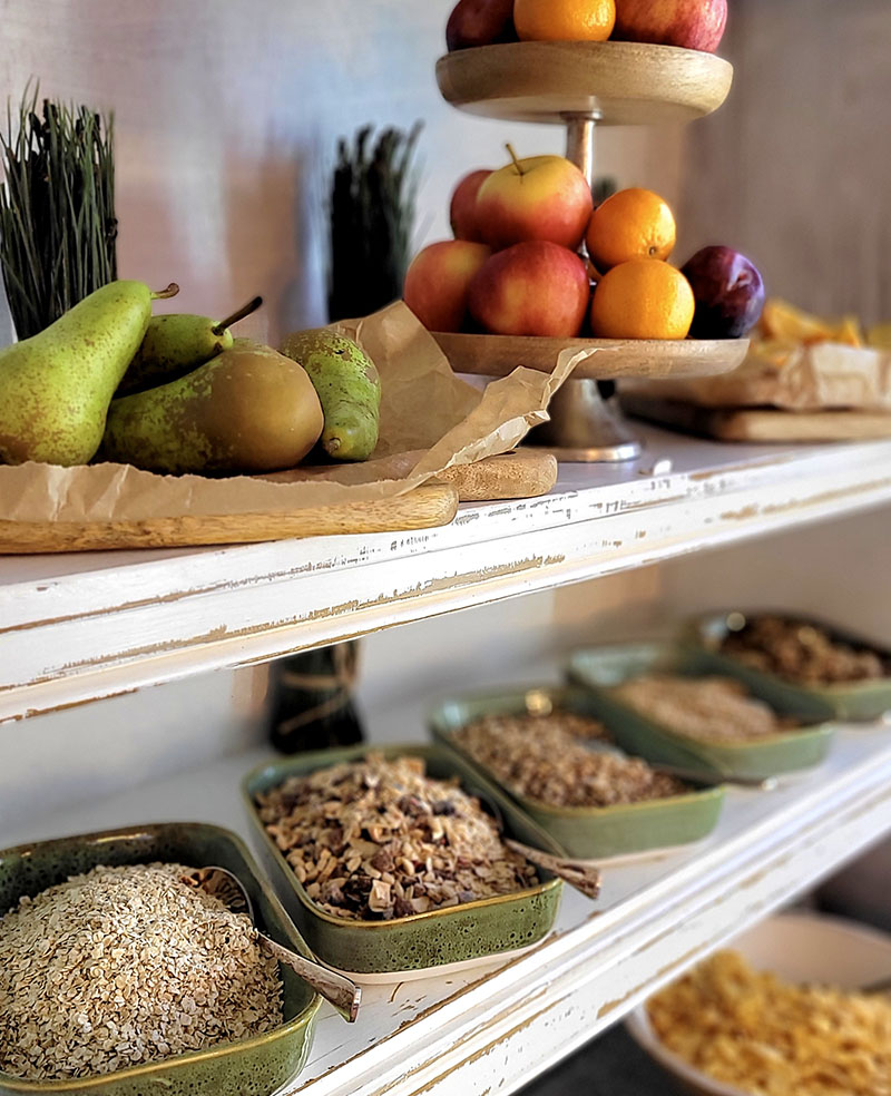 Obst, Müsli und Cerealien am Frühstücksbuffet